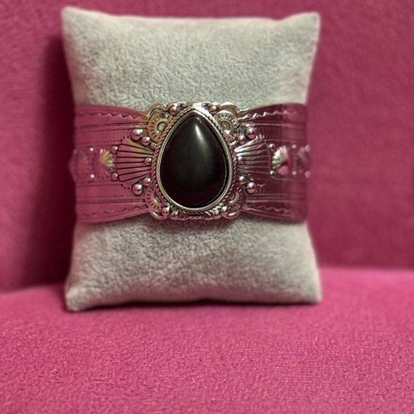 Silver & Black Stone Western Cuff Bracelet NEW - Picture 3 of 4